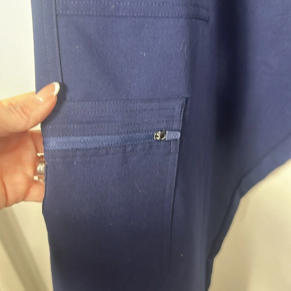 Figs Men’s Cario Cargo navy blue scrub pants size XXL.